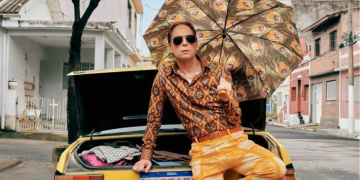 Pedro Cardoso retorna como Agostinho Carrara em campanha da Globo, promovendo nova loja de moda