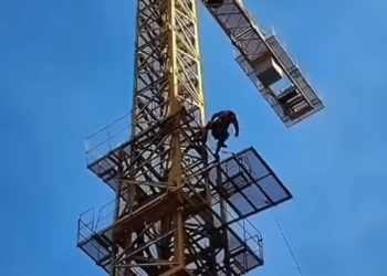 Operador de grua passa mal durante trabalho na Praia de Botafogo e é resgatado pelos bombeiros