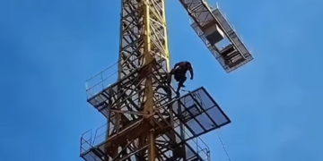 Operador de grua passa mal durante trabalho na Praia de Botafogo e é resgatado pelos bombeiros