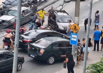 Acidente com três veículos deixa homem ferido na Avenida Jornalista Roberto Marinho, em São Gonçalo