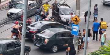 Acidente com três veículos deixa homem ferido na Avenida Jornalista Roberto Marinho, em São Gonçalo