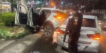 Perseguição e acidente na Niterói resultam na fuga de suspeitos após roubo de veículo