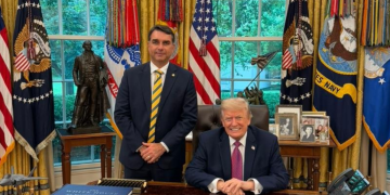 Senador Flávio Bolsonaro mantém encontro com Donald Trump na Casa Branca