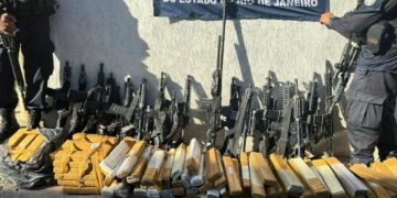 Polícia descobre bunker com armamento pesado e drogas na Comunidade da Coréia, em Bangu