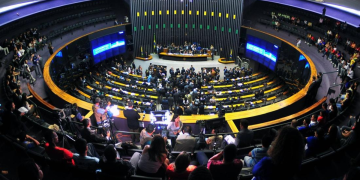 Câmara aprova PEC que elimina escala 6×1 e estabelece limite de 40 horas semanais