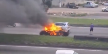 Incêndio de carro na Avenida Brasil provoca interrupção de duas faixas na Zona Oeste do Rio