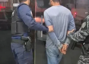 Homem é preso por descumprir medida protetiva e invadir residência em Maricá