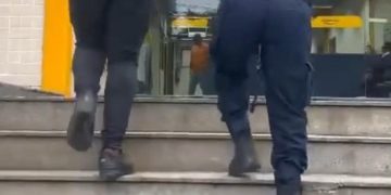 Homem é preso com drogas, granada e armas após tentativa de esconder mochila em Niterói