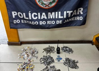 Homem é preso com drogas e rádio transmissor após fuga em Niterói