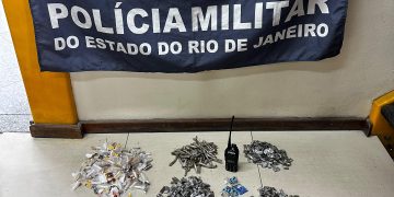 Homem é preso com drogas e rádio transmissor após fuga em Niterói