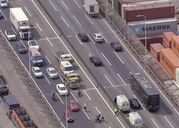 Acidente na Ponte Rio-Niterói interditou duas faixas; manutenção também causa transtornos