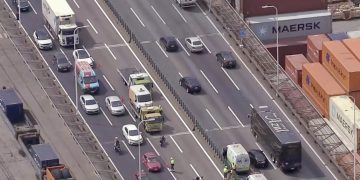 Acidente na Ponte Rio-Niterói interditou duas faixas; manutenção também causa transtornos