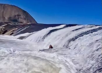 Mar agitado em Itacoatiara forma ‘cachoeira’ natural durante ressaca