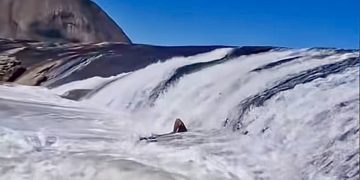 Mar agitado em Itacoatiara forma ‘cachoeira’ natural durante ressaca