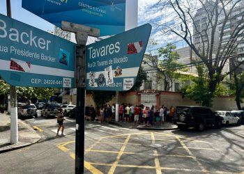 Troca de figurinhas da Copa 2026 movimenta diferentes gerações em Niterói