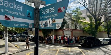 Troca de figurinhas da Copa 2026 movimenta diferentes gerações em Niterói
