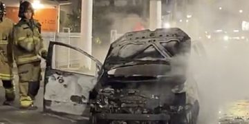 Carro pega fogo na Estrada Francisco da Cruz Nunes, em Niterói