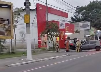 Acidente na Avenida Central em Itaipu fere três membros de uma família e provoca interdição