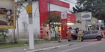 Acidente na Avenida Central em Itaipu fere três membros de uma família e provoca interdição