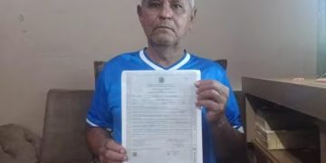 Aposentado de 68 anos consegue provar que está vivo após certidão de óbito irregular