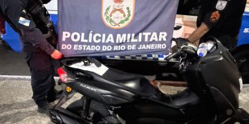 Irmãos são detidos após troca de tiros em fuga com veículo roubado em Niterói