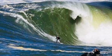 Ondas de até seis metros atraem surfistas internacionais para Itacoatiara e impulsionam o turismo