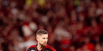 Jorginho sofre sexta fratura no Flamengo em seis meses e desfalca jogo na Libertadores