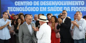 Lula inaugura centro da Fiocruz e lança programa de transporte para pacientes do SUS