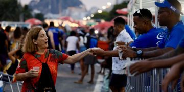 Cedae fornece 30 mil litros de água durante show de Shakira em Copacabana