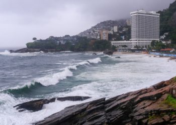 Marinha emite aviso de ressaca com ondas de até 3 metros na orla do Rio até terça-feira