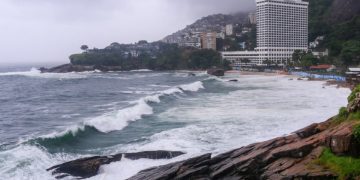 Marinha emite aviso de ressaca com ondas de até 3 metros na orla do Rio até terça-feira