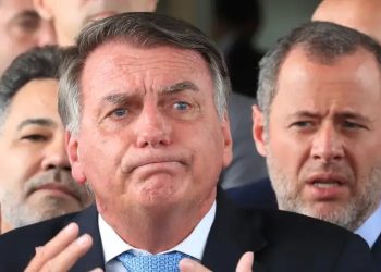 Ex-presidente Jair Bolsonaro realiza cirurgia de ombro e permanece em observação na UTI