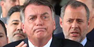 Ex-presidente Jair Bolsonaro realiza cirurgia de ombro e permanece em observação na UTI