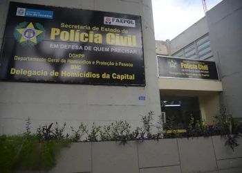 Mulher envolvida no homicídio do pai é presa após plano com companheiro, em Bangu