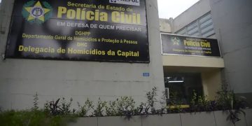 Mulher envolvida no homicídio do pai é presa após plano com companheiro, em Bangu