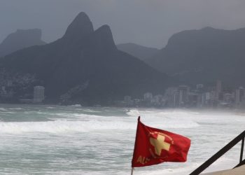Ressaca no litoral do Rio entre domingo e terça-feira traz ondas de até 3 metros