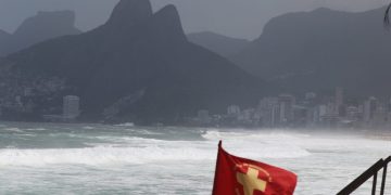 Ressaca no litoral do Rio entre domingo e terça-feira traz ondas de até 3 metros
