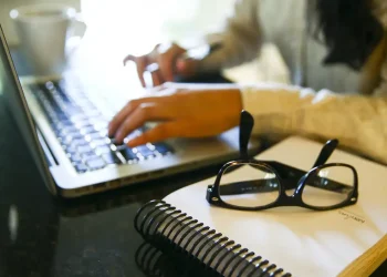 Relatório da ONU Mulheres revela aumento de violência online contra mulheres profissionais e defensores de direitos