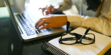 Relatório da ONU Mulheres revela aumento de violência online contra mulheres profissionais e defensores de direitos