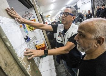 Operação em Niterói interdita peixaria por irregularidades sanitárias e apreende alimentos impróprios
