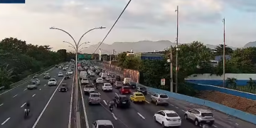 Operação policial na Maré fecha trecho da Linha Vermelha nesta manhã