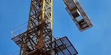 Operador de grua em altura é resgatado após passar mal na Praia de Botafogo