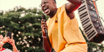Mumuzinho celebra 10 anos com turnê que passa pelo Rio de Janeiro em maio