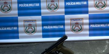 Polícia prende dois suspeitos e apreende arma durante patrulhamento em São Gonçalo