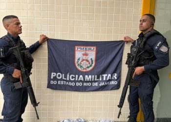 Polícia prende três suspeitos de tráfico com arma e drogas no Caramujo, Niterói