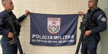 Polícia prende três suspeitos de tráfico com arma e drogas no Caramujo, Niterói