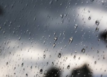 Niterói enfrenta fim de semana com chuva fraca, céu nublado e atenção ao trânsito