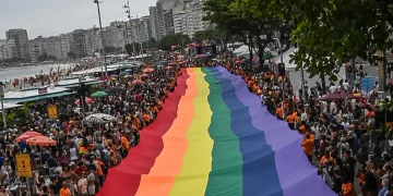 Rio realiza 31ª Parada do Orgulho LGBTI+ celebrando conquistas e direitos em Copacabana