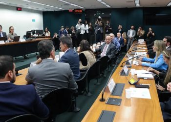Votação da PEC que reduz jornada de 44 para 40 horas é adiada em comissão