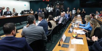 Votação da PEC que reduz jornada de 44 para 40 horas é adiada em comissão